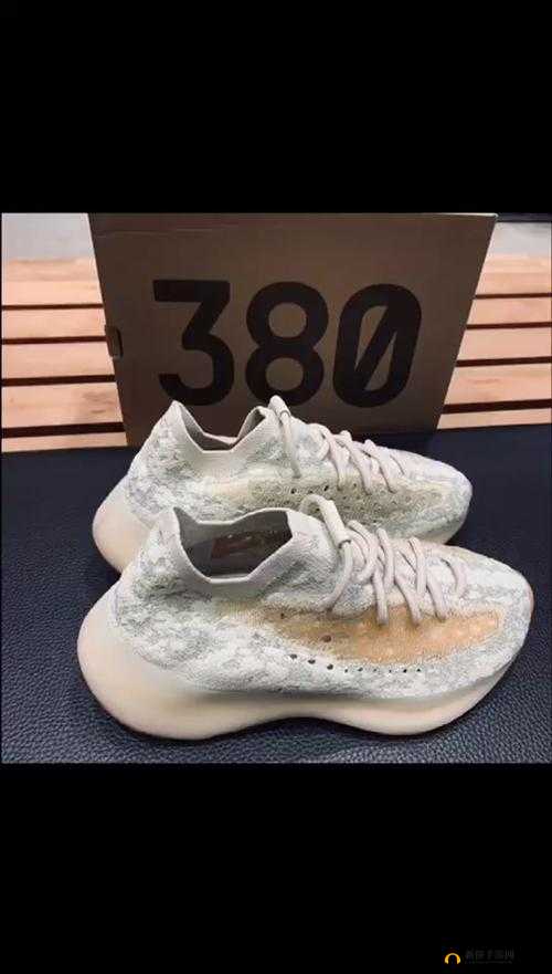 yeezy 蜜桃色和白色区别：特点解析