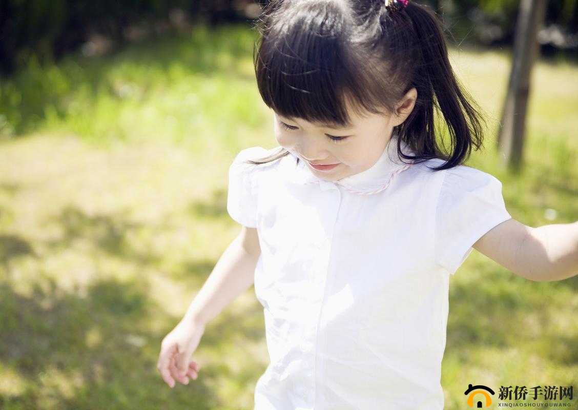 10 岁小女孩为何亲爸爸的手？背后原因引发众人好奇与热议